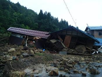 土砂災害により倒壊した家屋の写真