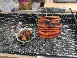 ホルモンを焼く様子