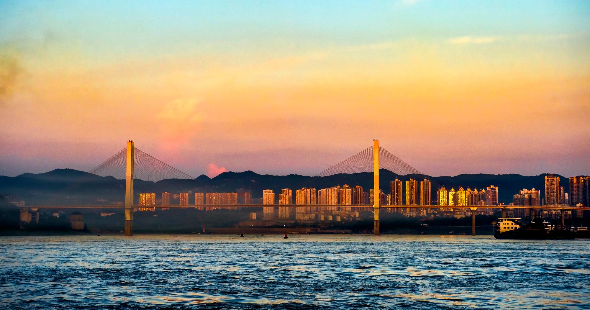 夕焼けに照らされる李家沱大橋