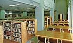 図書館内の書棚と読書机の写真