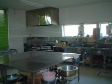 調理台や調理器具などがある実習室の写真