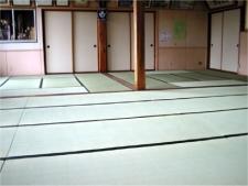 青々とした畳敷きの和室の写真