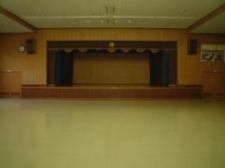 大集会室内部の正面からステージが見えるの写真
