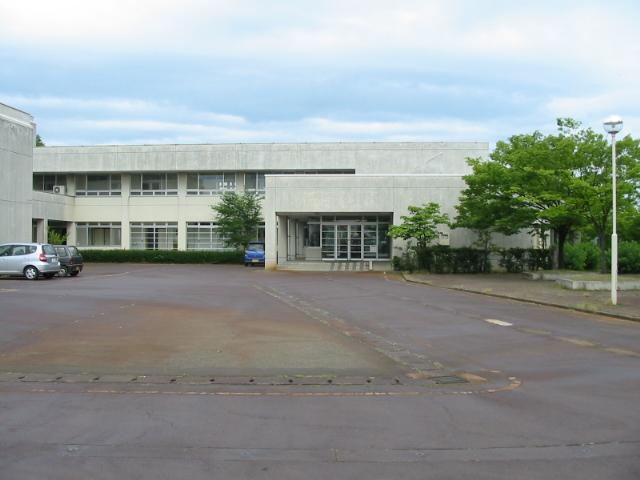 農村環境改善センターの建物の外観と駐車場の写真