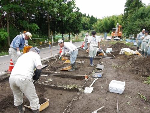 吉野屋遺跡発掘調査のようす1（平成22年7月15日)