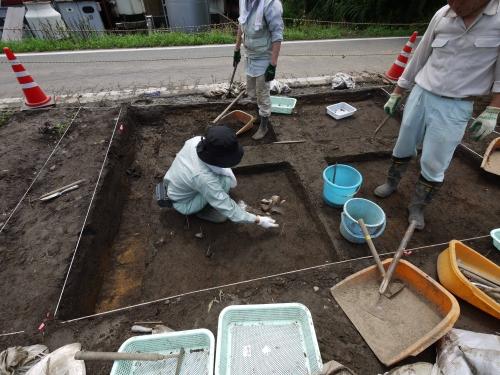 吉野屋遺跡発掘調査のようす2（平成22年7月16日)