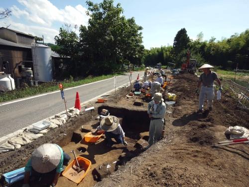 吉野屋遺跡発掘調査のようす3（平成22年7月23日)