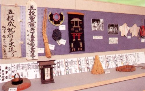 氏子札やちょうちん、その他農業や生活にまつわる用具や過去の白黒写真などが展示されている写真