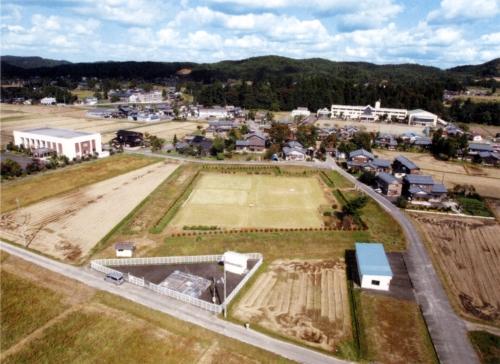 五十嵐館跡を周辺の家や山も含め上から撮っている写真