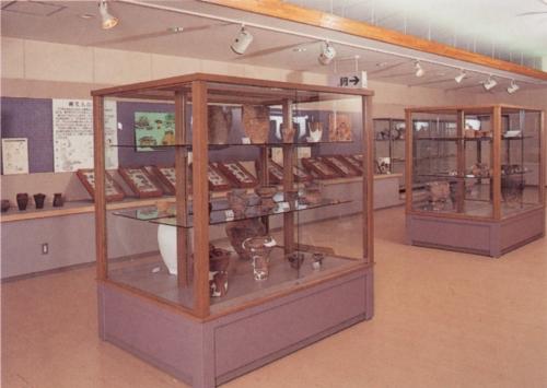 資料館内のガラスのケースに入った土器などの様々な展示品の写真