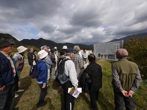 長野遺跡見学のようす