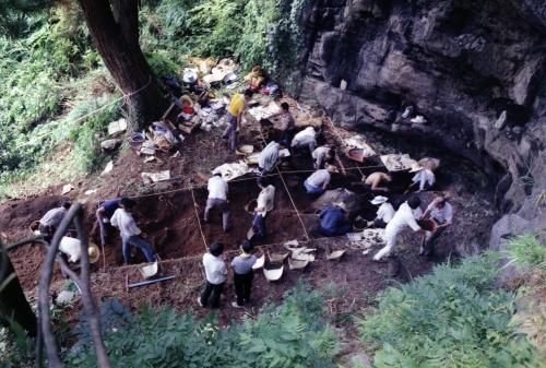 写真2 八木鼻第1号岩陰遺跡の発掘調査(昭和43年）（長岡市立科学博物館写真提供）