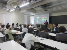 大人の社会見学の様子