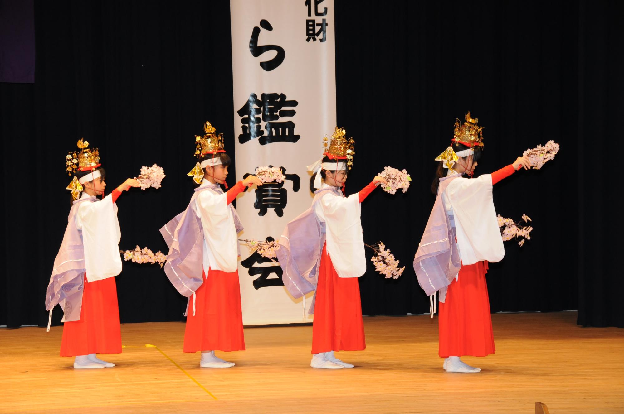 花献の舞（保内 小布勢神社）