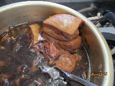 鍋の中に煮込んだ豚バラ肉が入っている