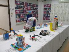 白布を敷いたテーブルの上に小学生の工作作品を展示