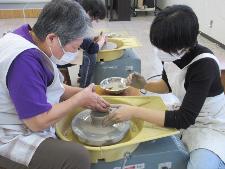 やってみようロクロで陶芸の様子