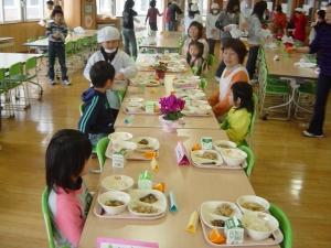 小学生と保育所児童の給食交流の様子