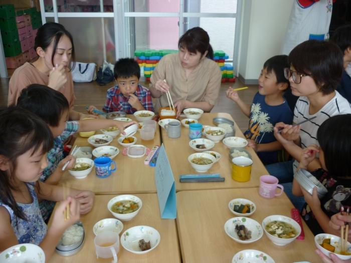 親子で会食する様子