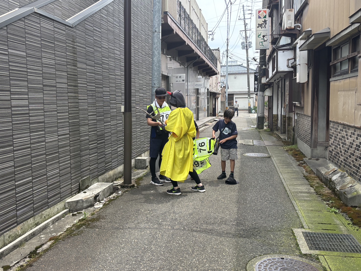 鬼に捕まっている様子