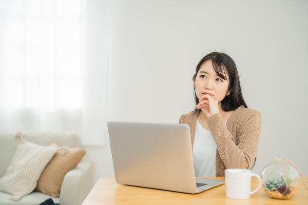 パソコン入力中のイメージ写真