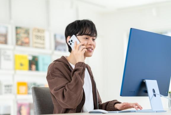 電話で求人内容の確認をする人のイメージ