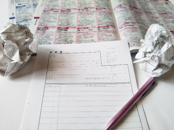 求人情報と応募書類のイメージ写真