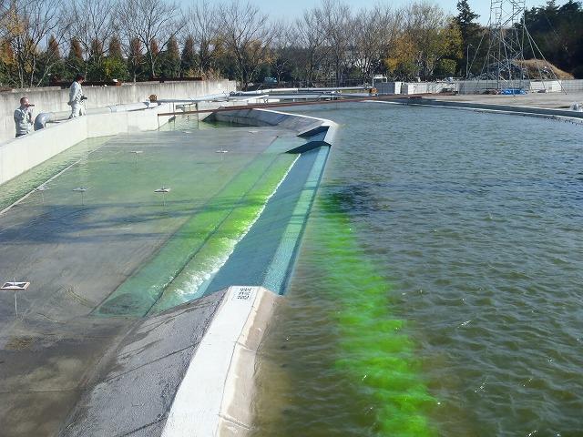 遊水地全体模型(1/100スケール)に洪水が流入した様子の写真