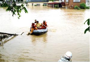 救命ボートで被災者を救助している曲渕地内の写真