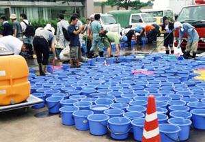 長靴洗い用の水色のバケツが何十個もボランティアセンター前に置かれ準備している写真