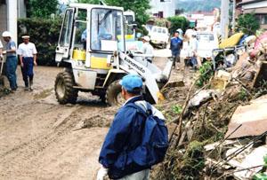 泥収集作業をする建設業協会員人々の写真