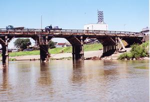 点検、補修中の一新橋の写真