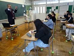 テーブルを囲んでいる人たち

AI 生成コンテンツは誤りを含む可能性があります。