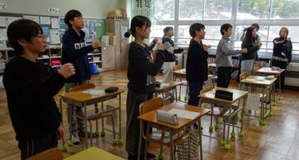 テーブルの上に座っている人たち

AI 生成コンテンツは誤りを含む可能性があります。